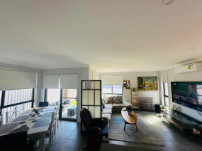 Sydney Stay - 5 Bedroom with AC, Study and TVs